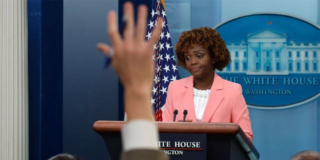 Il segretario stampa della Casa Bianca, Karen Jean-Pierre, parla ai giornalisti durante il briefing quotidiano nella Brady Press Briefing Room della Casa Bianca il 28 settembre 2022 a Washington, DC.