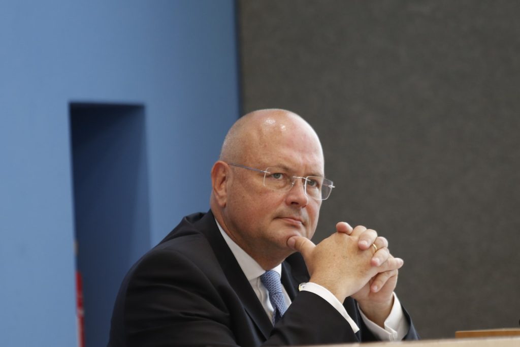 La Germania licenzia il capo di Internet Arne Schönbaum, accusato di legami con la Russia