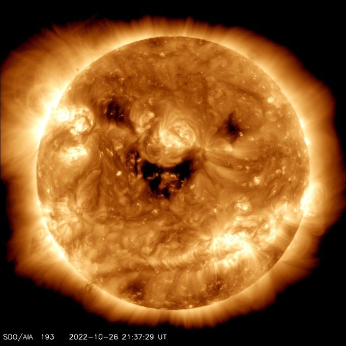 La NASA scatta una foto del sole "sorridente".  Non è carino come sembra.