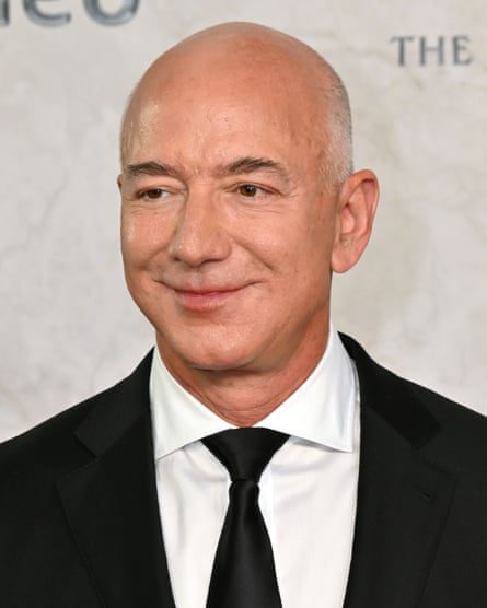 Foto di testa e spalle di Jeff Bezos in abito nero e cravatta