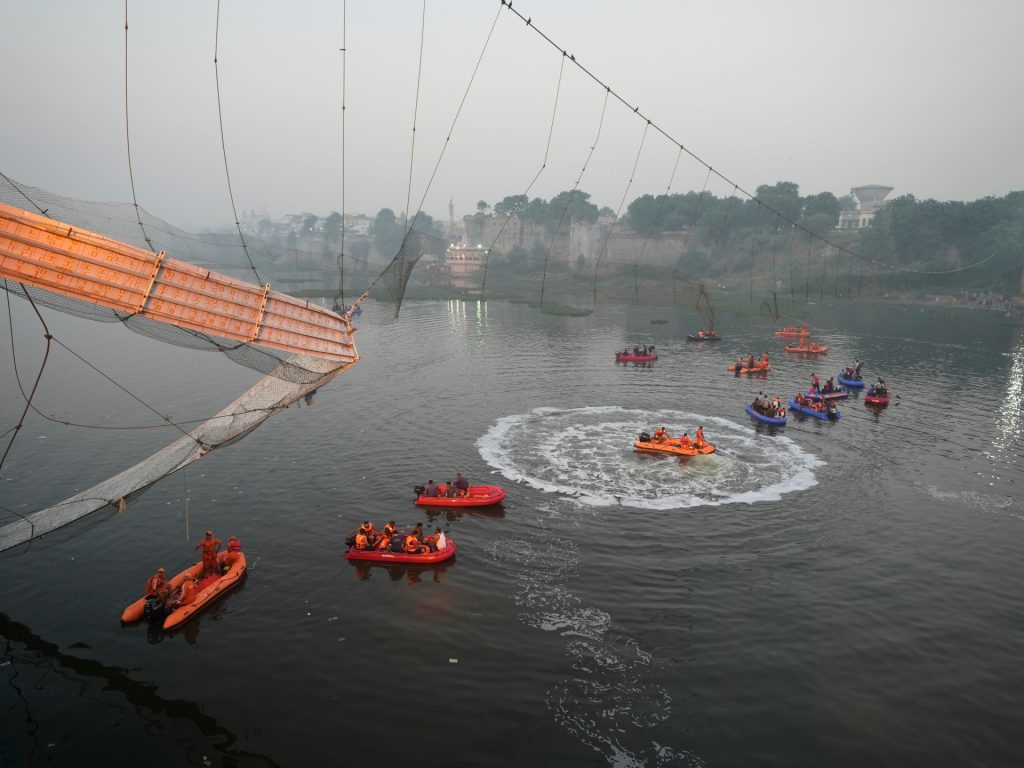 Sale a 132 il bilancio delle vittime del crollo del ponte nel Gujarat, in India  Notizia