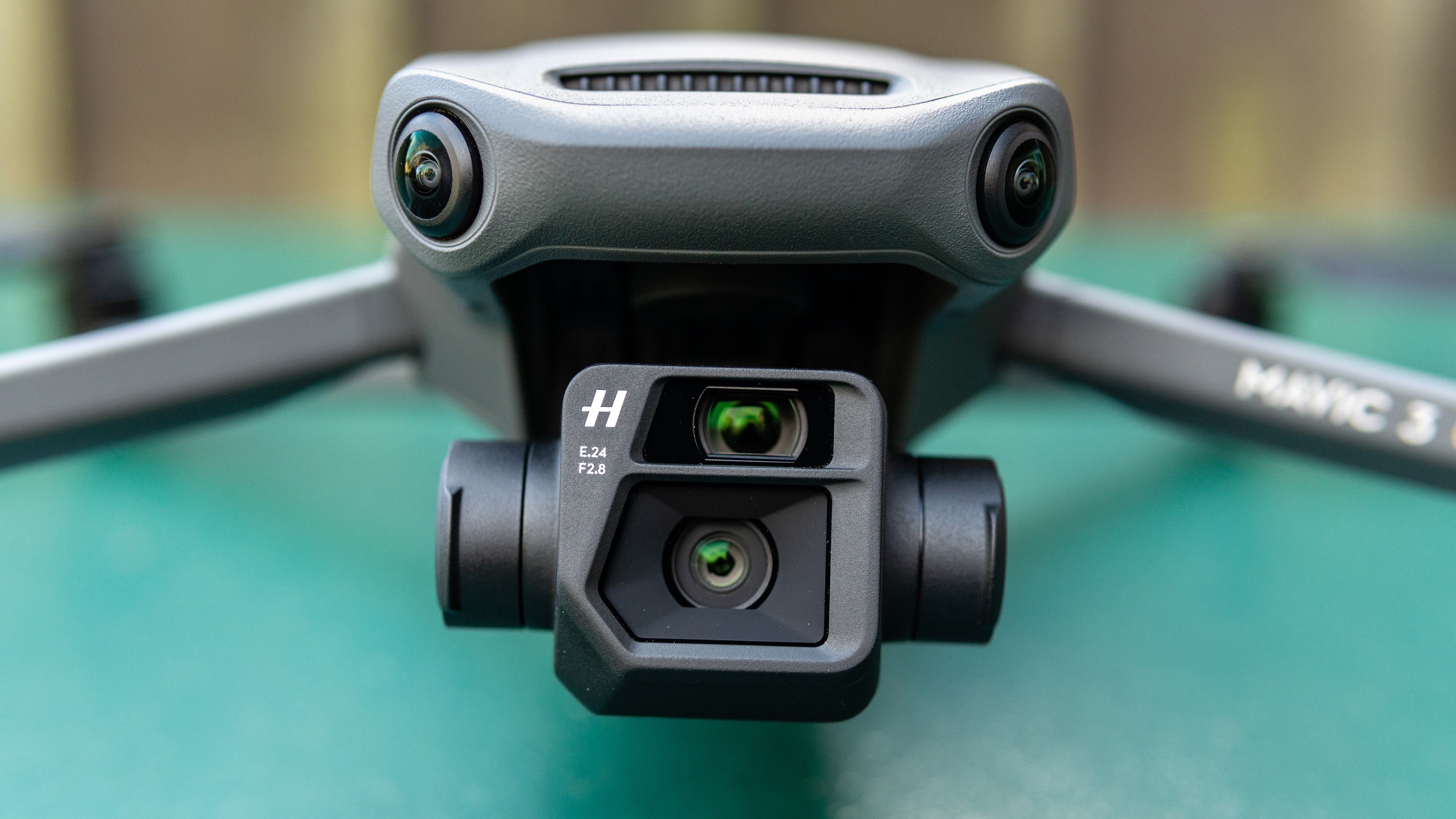 La fotocamera frontale del drone DJI Mavic 3 su sfondo verde