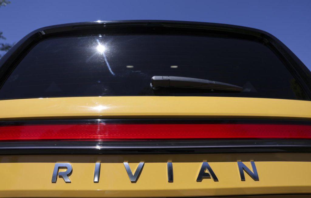 Il titolo Rivian è salito dopo che il produttore di veicoli elettrici ha riaffermato le sue prospettive di produzione e ha riportato perdite inferiori