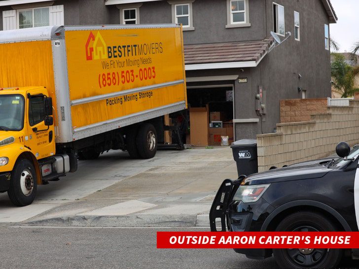 Spostamento di camion fuori dalla casa di Aaron Carter