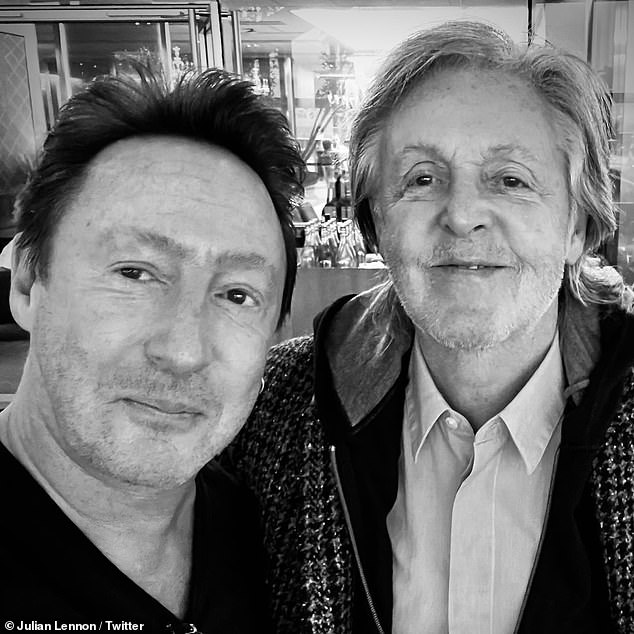 Favoloso!  Il figlio di John Lennon, Julian (a sinistra), è andato su Twitter sabato dopo aver incontrato il collega Beatle del suo defunto padre Sir Paul McCartney (a destra) nella lounge dell'aeroporto.
