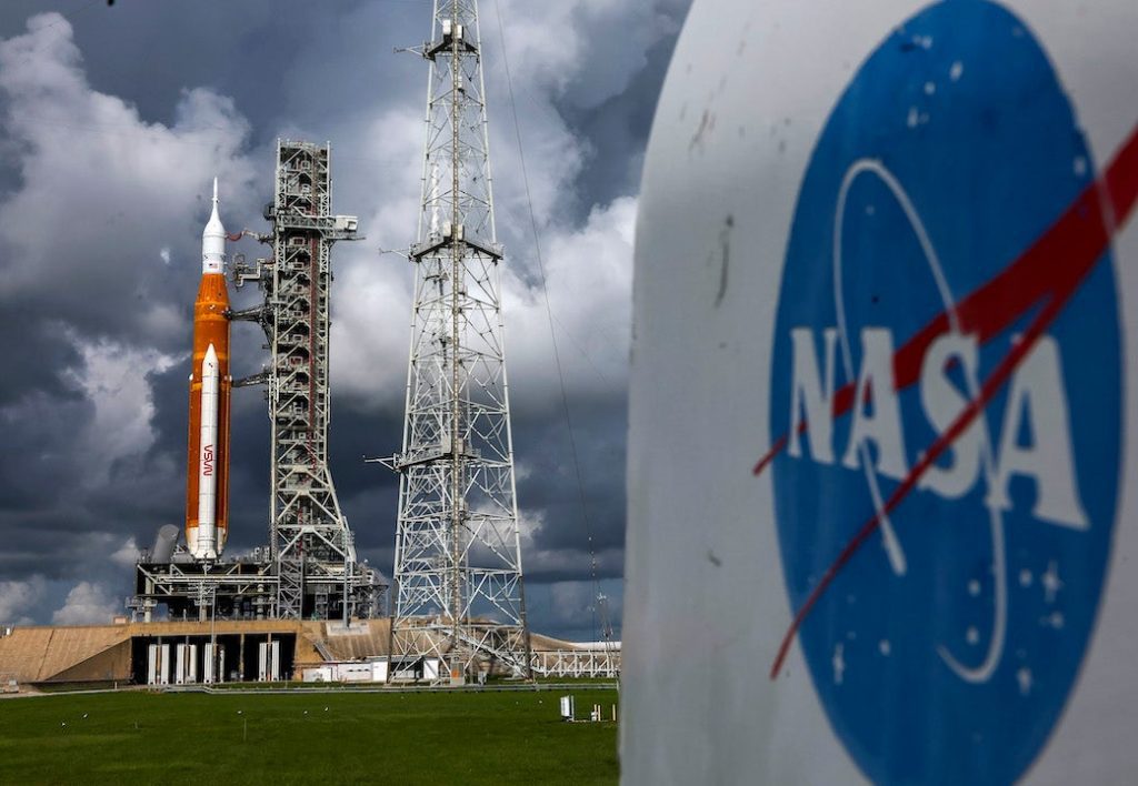 La NASA inizia il conto alla rovescia per il lancio del razzo lunare Artemis