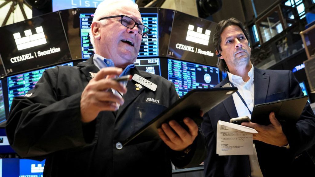 Venerdì il Dow è balzato di 150 punti mentre gli investitori hanno perso i timori di un aumento dei tassi di interesse
