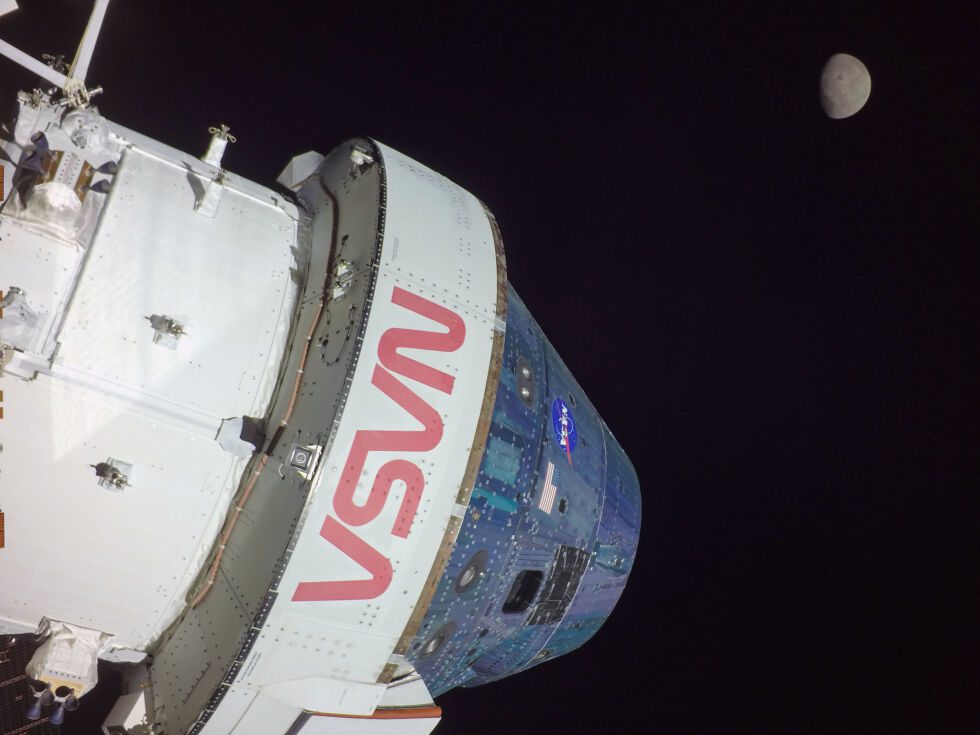 Una vista della capsula di Orione, del suo modulo di servizio e della Luna.