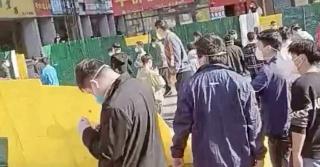 Uomini che indossano bastoni rompono le telecamere di sicurezza in una fabbrica di iPhone in Cina