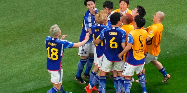 Il giapponese Takuma Asano festeggia dopo aver segnato nella partita del Gruppo E della Coppa del mondo FIFA contro la Germania a Doha, Qatar, mercoledì 23 novembre 2022.