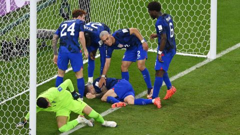 Christian Pulisic circondato dai suoi compagni di squadra dopo aver subito un infortunio in seguito al suo gol.