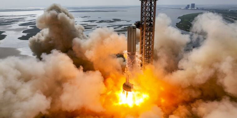 SpaceX 11 ha acceso un motore mentre preparava un enorme razzo di prova orbitale