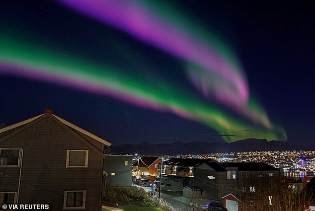 L'aurora boreale - uno spettacolo di luce naturale nel cielo terrestre - potrebbe essere visibile anche nel nord del Regno Unito.  Nella foto è raffigurata l'aurora boreale, nota anche come aurora boreale, vista nel cielo sopra Tromsø, Norvegia, 2 novembre 2022