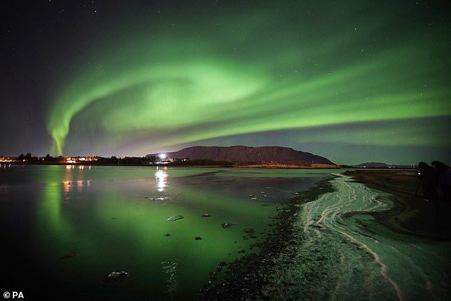 Aurora boreale sul monte Ingolfsfjall vicino a Selfoss, sulla costa meridionale dell'Islanda, 28 novembre 2022