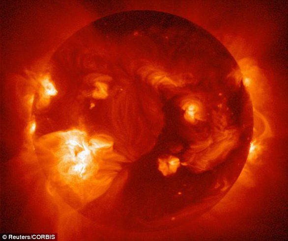 Questa immagine mostra i fori coronali del Sole sotto forma di raggi X.  L'atmosfera esterna solare, la corona, è costituita da forti campi magnetici, che una volta chiusi possono causare l'espulsione improvvisa e violenta di bolle di gas e campi magnetici, chiamata espulsione di massa coronale.