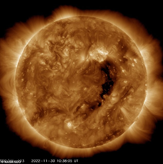 I buchi coronali appaiono come macchie scure nelle immagini ultraviolette del Sole.  Nella foto è il sole oggi con un buco solare vicino all'equatore