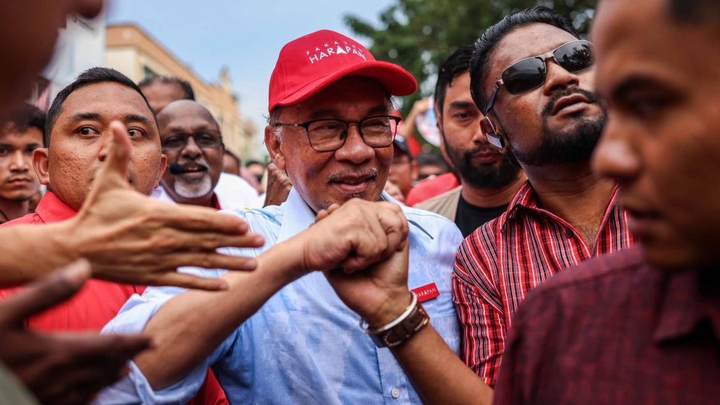 Anwar Ibrahim entra nella storia come decimo primo ministro della Malesia