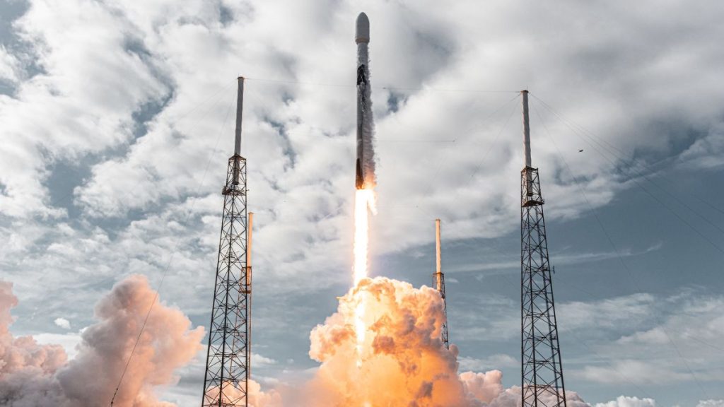 Guarda SpaceX lanciare un nuovo satellite per le comunicazioni martedì (22 novembre)