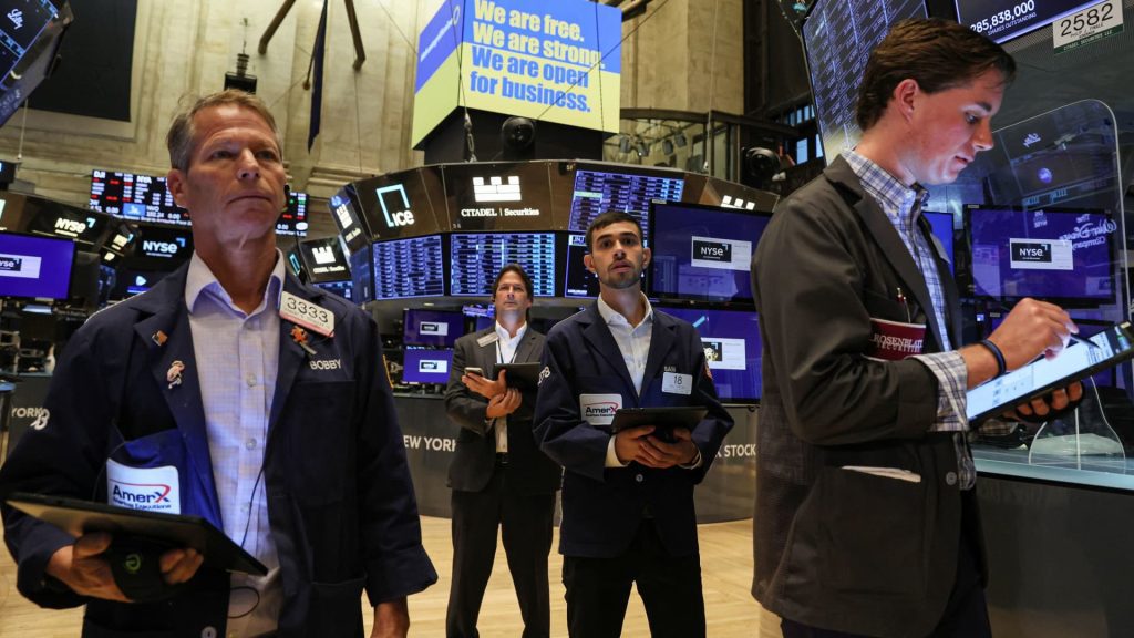 I futures Dow sono in ribasso mentre gli investitori attendono le elezioni di medio termine e il rapporto sull'inflazione