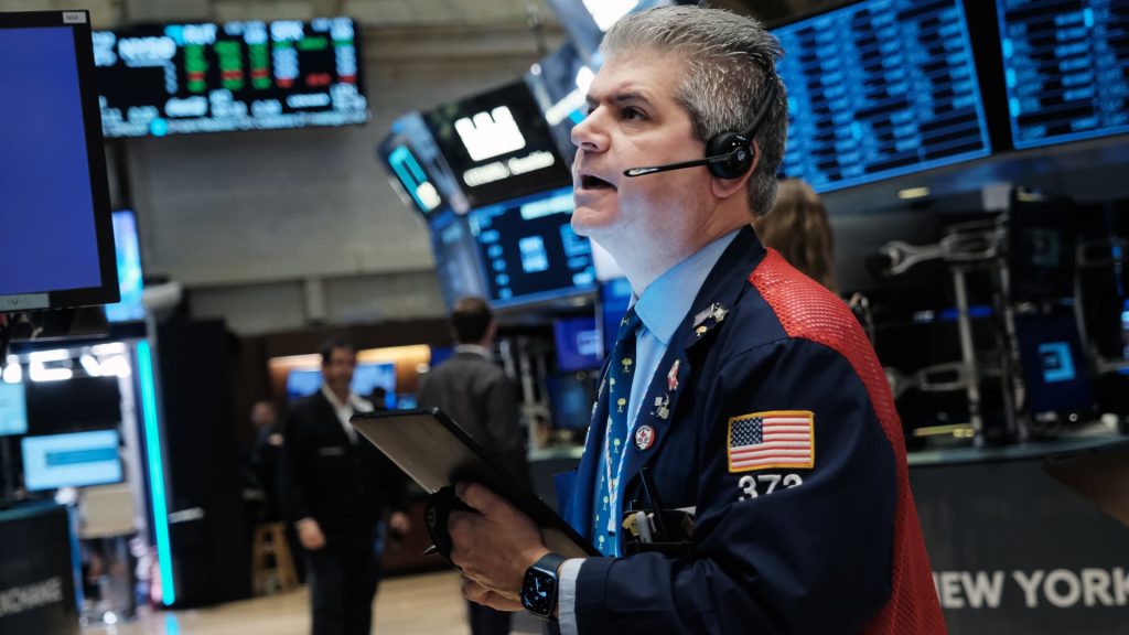 I futures azionari scendono mentre Wall Street attende i risultati di medio termine