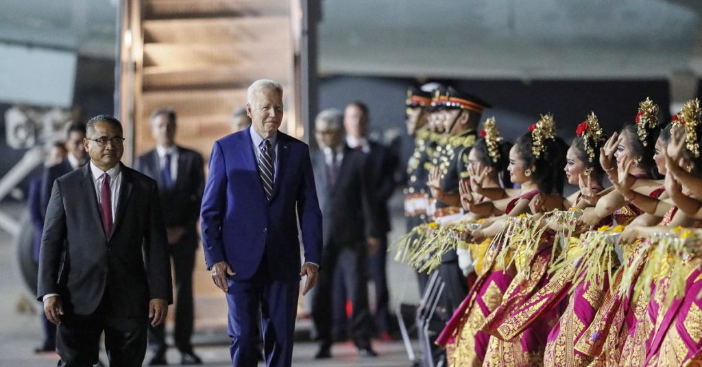 I leader sbarcano in Indonesia per il vertice del G20;  Biden afferma che gli Stati Uniti non cercano un conflitto con la Cina