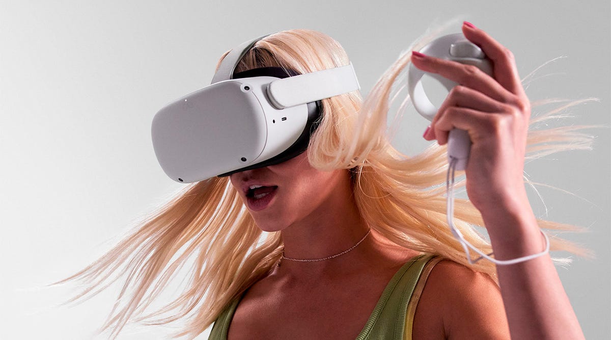 Primo piano di una giovane donna bionda che indossa un visore Meta Quest 2 VR