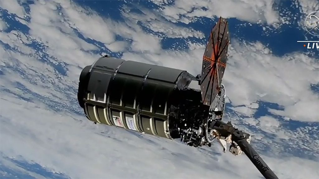La nave cargo Cygnus arriva alla stazione spaziale con un solo pannello solare funzionante