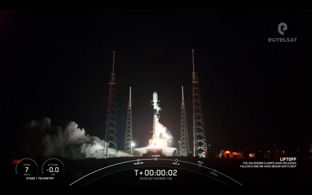 SpaceX ha lanciato in mare il satellite per comunicazioni Hotbird 13G, un missile terrestre