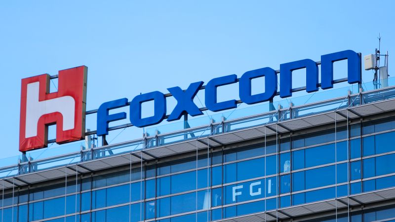 ZHENGZHOU, Cina: i manifestanti in una fabbrica Foxconn si scontrano con la polizia, emergono video