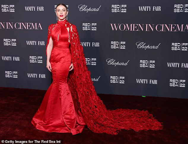 Favoloso!  Julianne Hough, 34 anni, ha optato per un vivace abito rosso durante una serata di gala