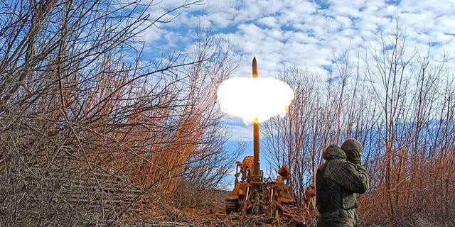 Membri armati della Repubblica popolare di Donetsk (DPR) sparano proiettili di obice al fronte di confine di Bakhmut a Donetsk, in Ucraina, il 1° dicembre 2022. 