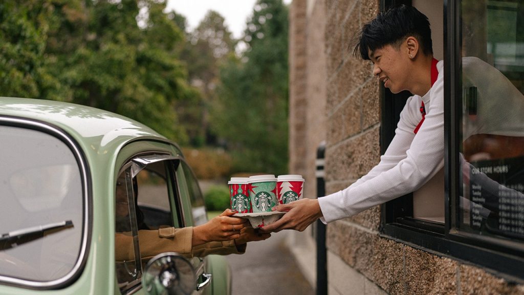 I fan di Starbucks sono furiosi per il nuovo sistema di ribaltamento "imbarazzante".