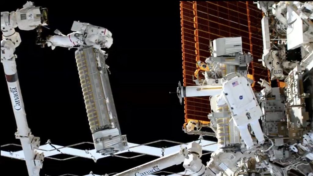 Gli astronauti installano un nuovo pannello solare fuori dalla Stazione Spaziale Internazionale - Spaceflight Now