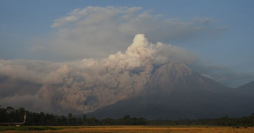 L'Indonesia evacua gli abitanti mentre un vulcano erutta sull'isola di Giava