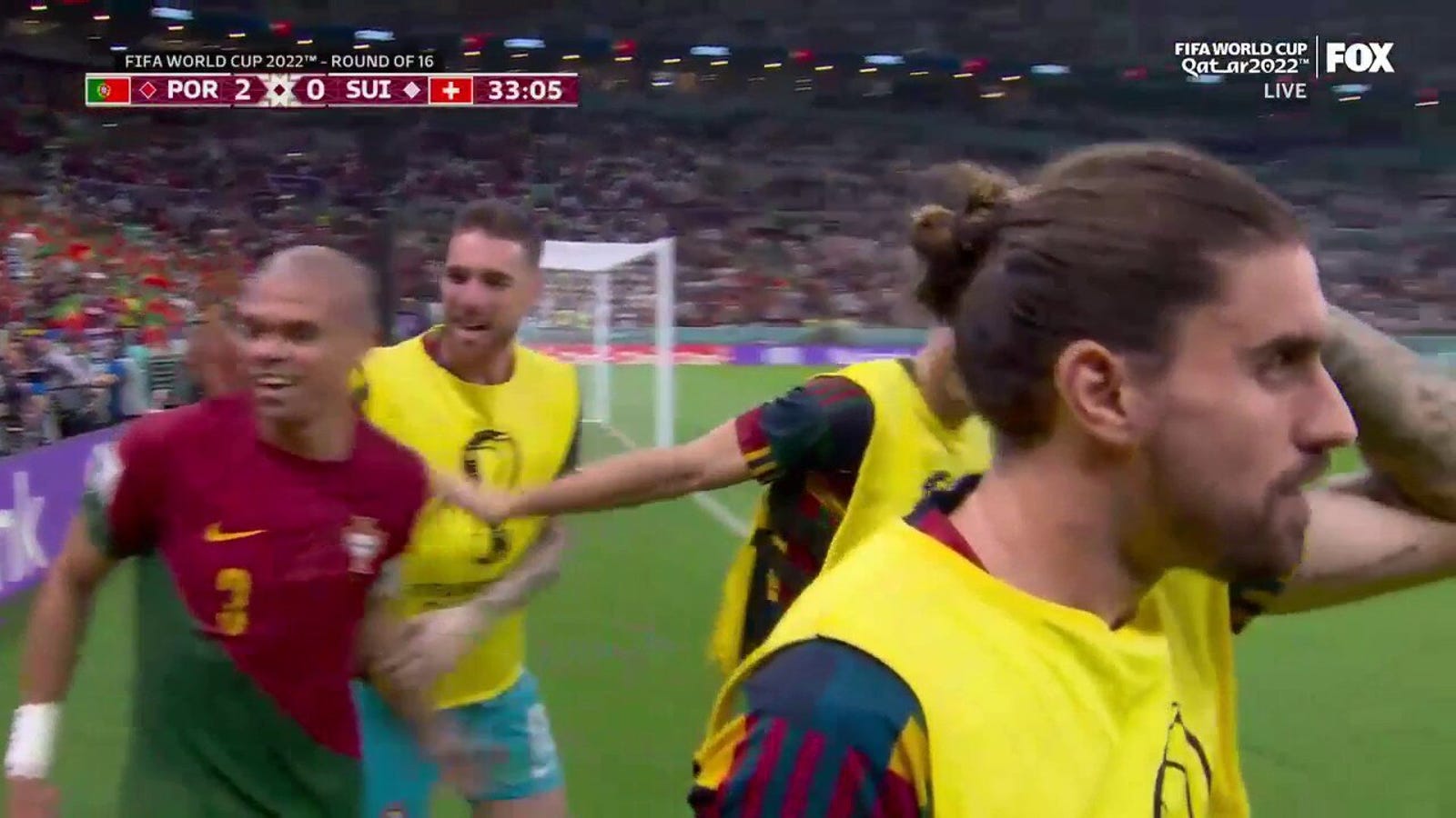 Il portoghese Pepe segna un gol contro la Svizzera in 33 minuti