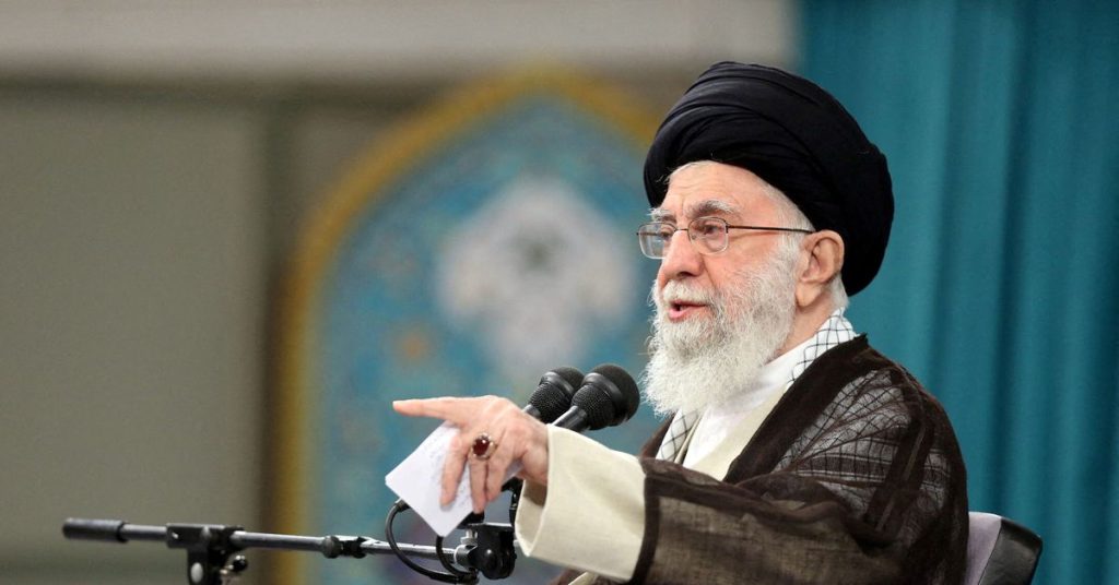 La sorella del leader iraniano condanna il suo governo e sollecita le guardie a disarmarlo