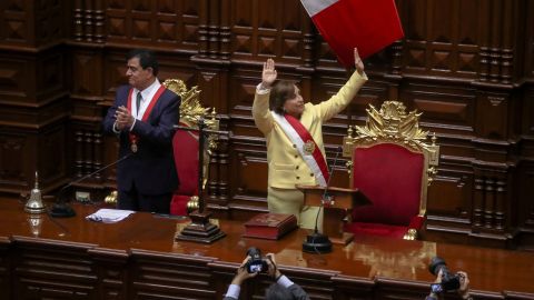 Il vicepresidente peruviano Dina Boloart partecipa alla cerimonia di giuramento a Lima, in Perù. 