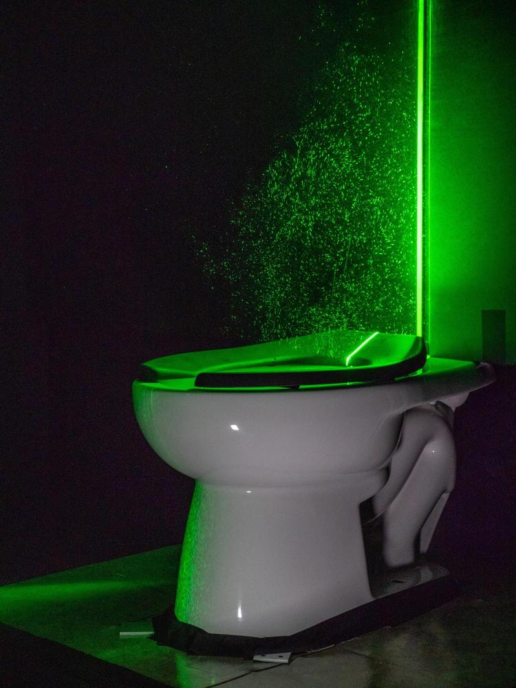 Il potente laser verde aiuta a visualizzare i pennacchi di aerosol dalla toilette 