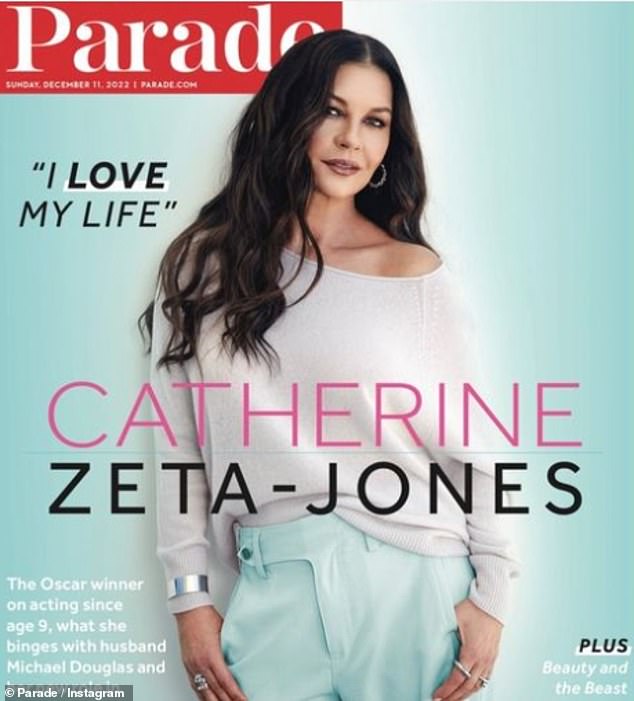 Ancora splendida: Catherine Zeta-Jones ha svelato la sua nuova cover di Parade in una giacca chic con spalle scoperte e pantaloni turchesi