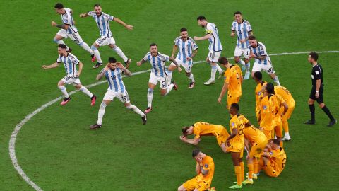 I giocatori dell'Argentina festeggiano davanti agli olandesi dopo i calci di rigore.
