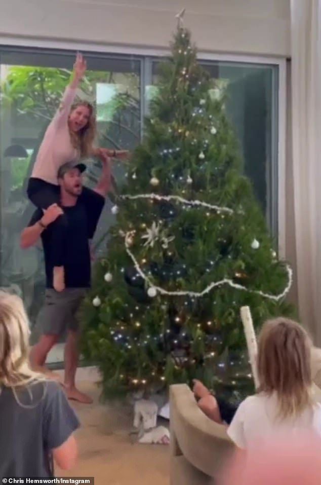 Elsa riesce a posizionare la stella in cima all'albero, tra gli applausi della famiglia