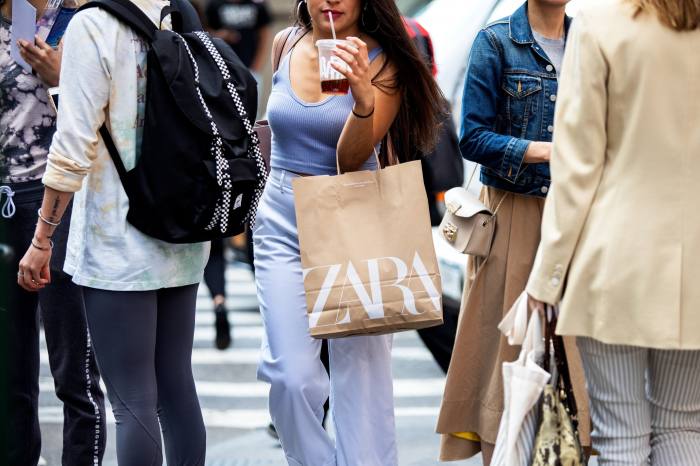 Un acquirente porta una borsa Zara a New York