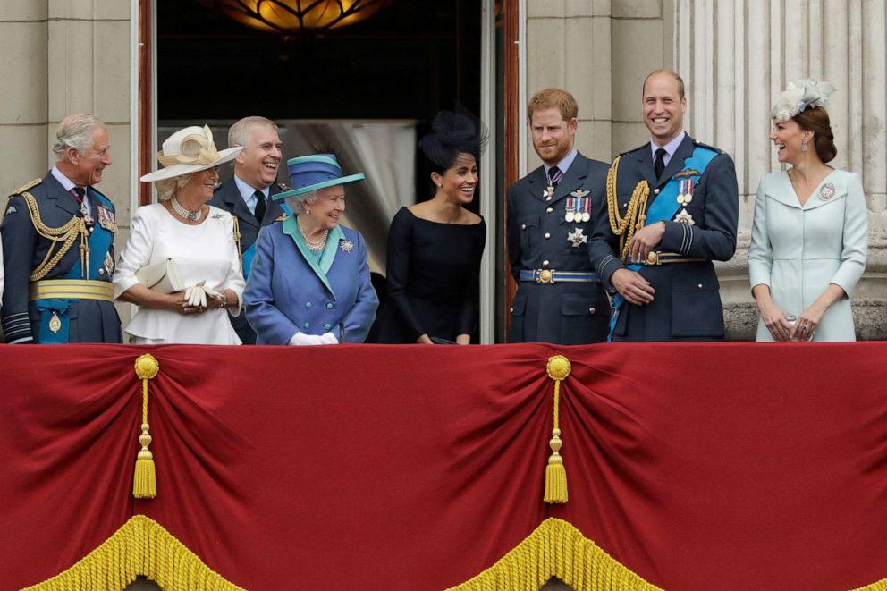 FOTO: Dal file - La regina Elisabetta II della Gran Bretagna, al centro a sinistra, e da sinistra, il principe Carlo, Camilla duchessa di Cornovaglia, il principe Andrea, Meghan duchessa del Sussex, il principe Harry, il principe William e Kate duchessa di Cambridge, Londra, luglio.  10, 2018.