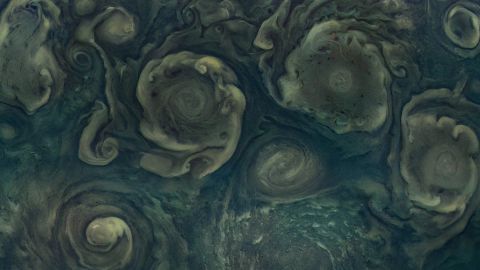 Juno ha catturato l'uragano più settentrionale di Giove, visto a destra lungo il bordo inferiore dell'immagine.