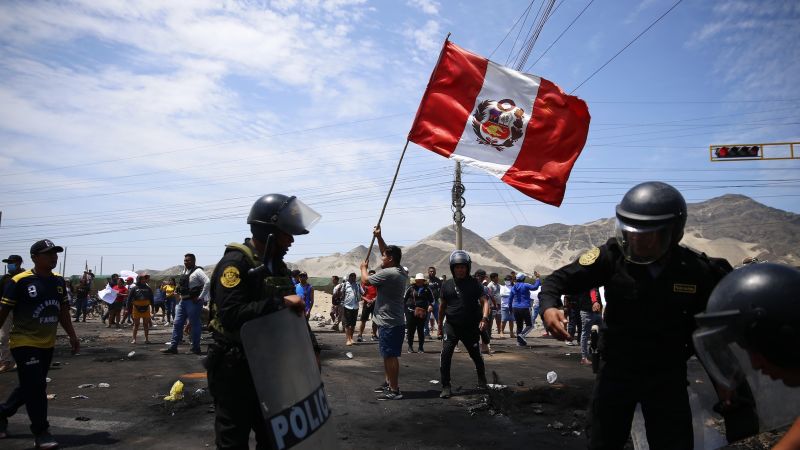 L'ex presidente peruviano Castillo condannato a 18 mesi di carcere mentre i manifestanti dichiarano "ribellione"