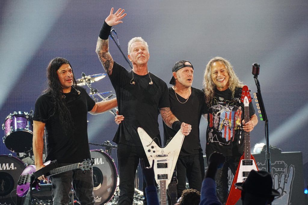 I Metallica tornano sul palco dopo aver perso la causa e vincono lo spettacolo di beneficenza Helping Hands