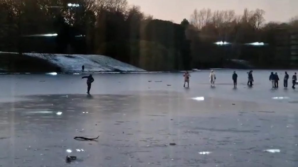 Le persone hanno aggredito gli spettatori che li hanno avvertiti mentre giocavano in un lago ghiacciato