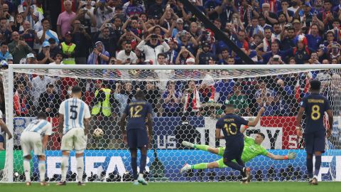 Mbappé segna il terzo gol della Francia contro l'Argentina nella finale dei Mondiali.