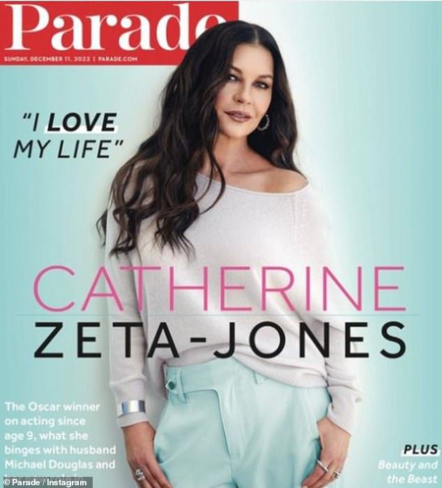 Ancora splendida: Catherine Zeta-Jones ha svelato la sua nuova cover di Parade in una giacca chic con spalle scoperte e pantaloni turchesi