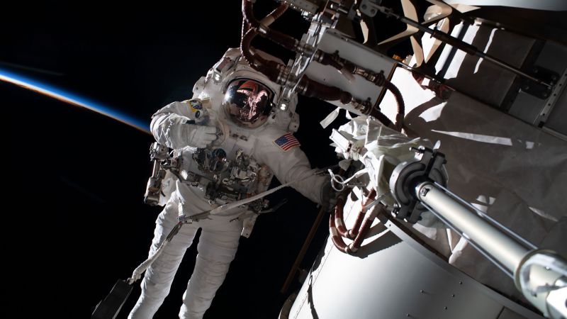 Gli astronauti daranno una spinta alla stazione spaziale durante la passeggiata spaziale di sabato